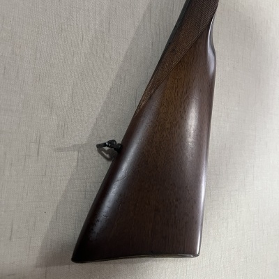 Parte traseira de arma de fogo com coronha de madeira castanha escura