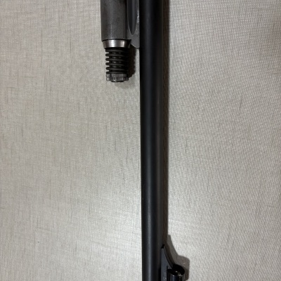 Canon da arma de fogo metálico preto com mola e componente metálico cinza