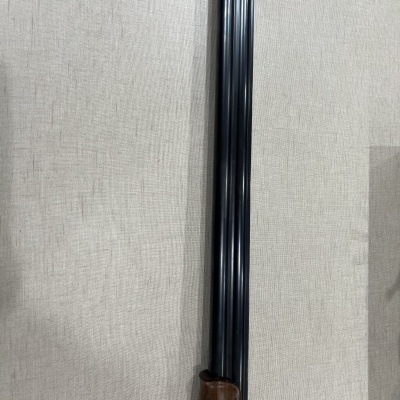 Espingarda de canos duplos paralelos em metal negro com coronha em madeira castanha