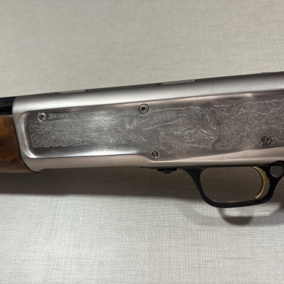 Espingarda Browning em madeira e metal com gravações
