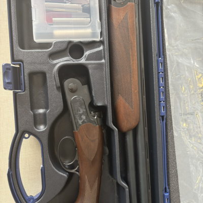 Estojo com espingarda de cano duplo desmontada e munição