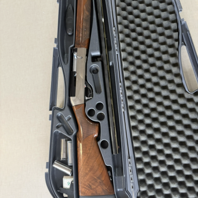 Caixa rígida preta com estojo acolchoado e caçadeira desmontada