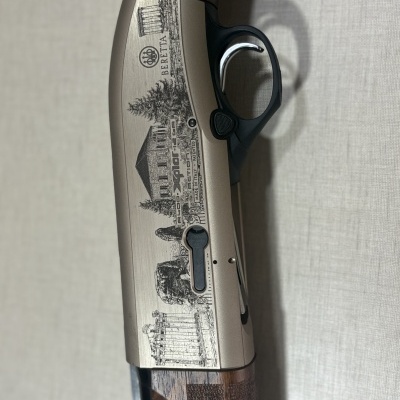 Espingarda com caixa metálica gravada e punho em madeira