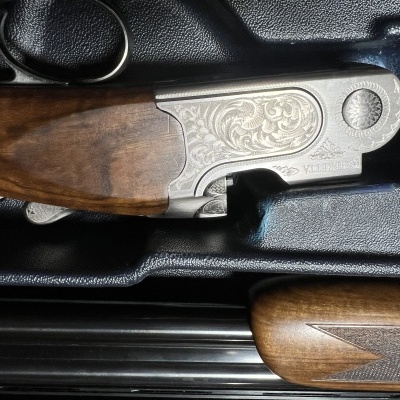 espingarda com madeira e metal decorada em caixa preta acolchoada