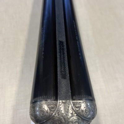 Arma de fogo canos duplos com detalhes gravados em metal