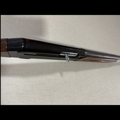 Espingarda de canos duplos em metal escuro com coronha em madeira