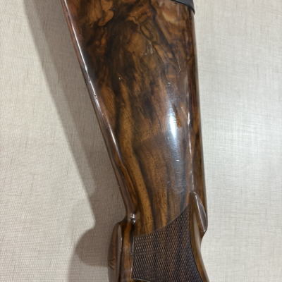 Ponteira de coronha de arma de madeira polida com texturização e biqueira preta