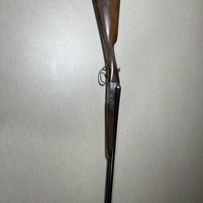 espingarda de canos duplos com coronha de madeira castanha