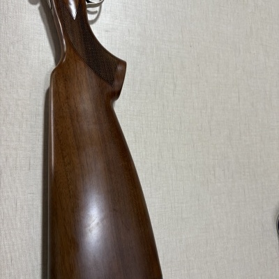 Espingarda com coronha de madeira castanha polida e gatilho dourado