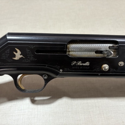 Espingarda de caça Beretta com detalhes em metal preto e madeira