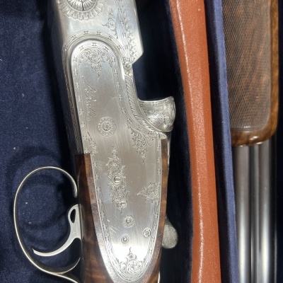 Espingarda com madeira e detalhes metálicos gravados em caixa azul acolchoada