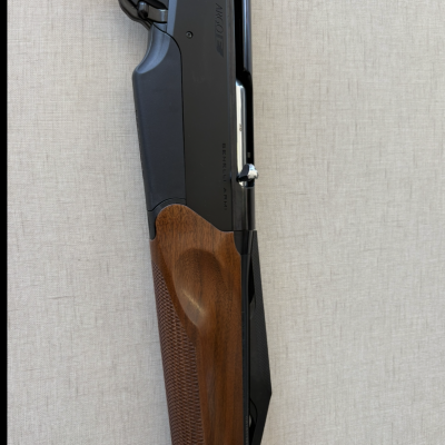 Espingarda de caça com corpo preto e coronha de madeira