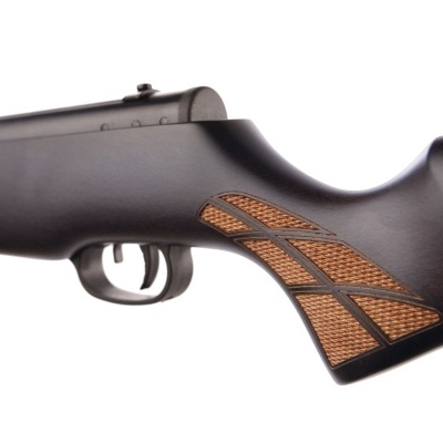 Coronha de carabina preta com detalhes em madeira castanha e texto OMEGA