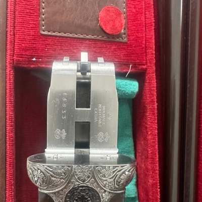 Faca decorativa com punho em madeira e metal em caixa vermelha e verde