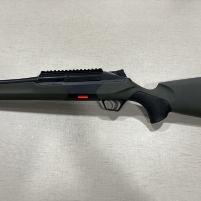 Espingarda de caça verde escura com cano preto sobre fundo claro