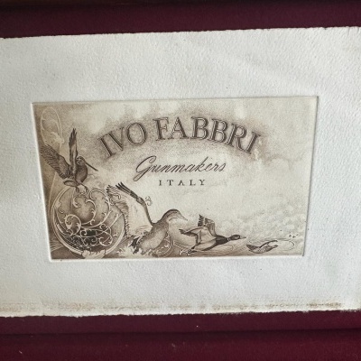 Etiqueta com texto IVO FABBRI Gunmakers ITALY em fundo branco texturizado e borda vermelha