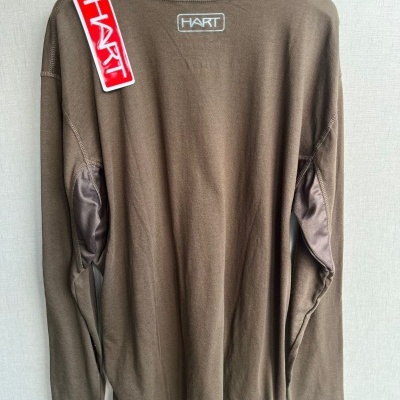 Camisola castanha de manga comprida com etiquetas e reforços