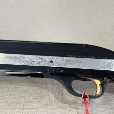 espingarda Montefeltro 20 C com coronha de madeira e gatilho dourado