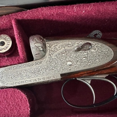 Espingarda de caça com gravações detalhadas e caixa vermelha