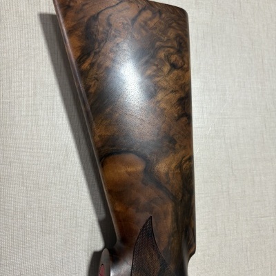 Estoque de madeira castanha com textura natural e detalhes entalhados