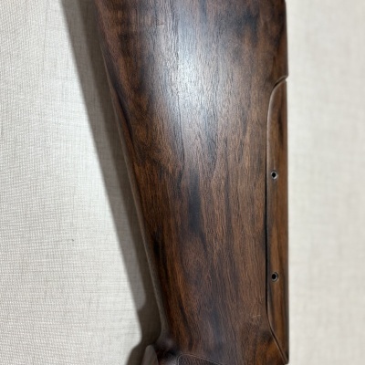 Coronha de espingarda em madeira escura com veios claros