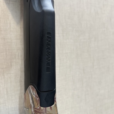 Corocha de arma de caça camuflada com parte em plástico preto e marca EMPEROR