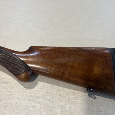 Coronha de espingarda de madeira castanha com almofada preta