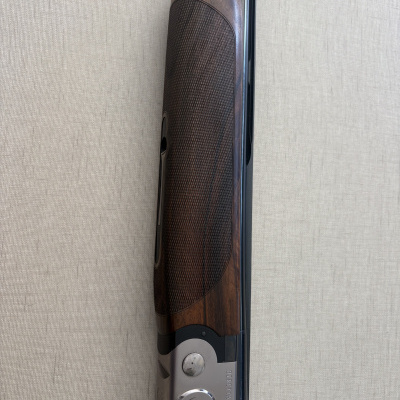 Parte de espingarda com coronha em madeira e metal polido com marca BERETTA