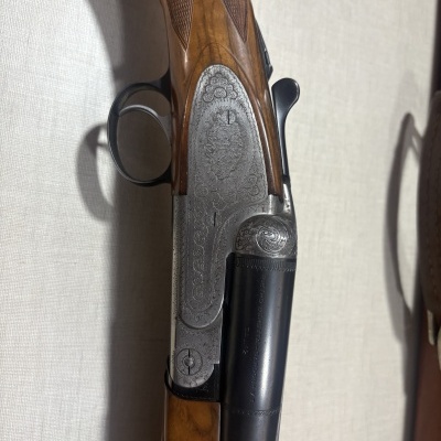 Espingarda de cano duplo em madeira e metal com gravações detalhadas