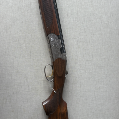 Espingarda de caça de canos duplos com madeira e metal gravado