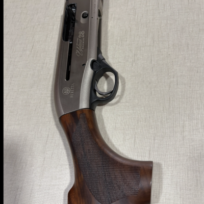 Rifle Beretta semi-automático com coronha em madeira e corpo metálico