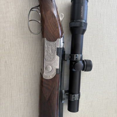 Espingarda com coronha em madeira e visor preto SWAROVSKI