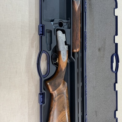 Arma desportiva desmontada num estojo aberto