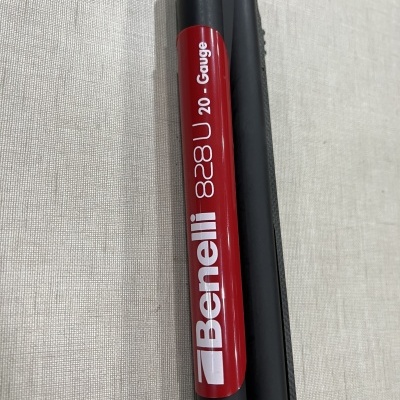 Dois tubos pretos com etiqueta vermelha e texto branco Benelli 828U 20 Gauge