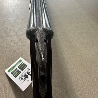 Espingarda com canos duplos e cabo de madeira escura