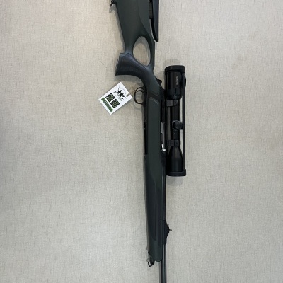 Espingarda de calibre 5,56 com coronha preta e luneta