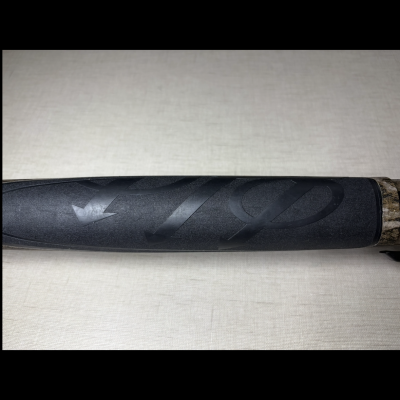 Punho preto com padrão de setas em relevo