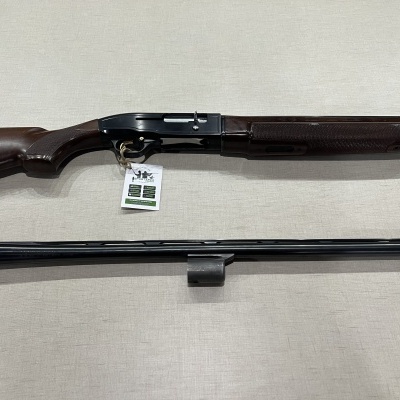 Espingarda de pressão em madeira escura e metal preto sobre fundo claro