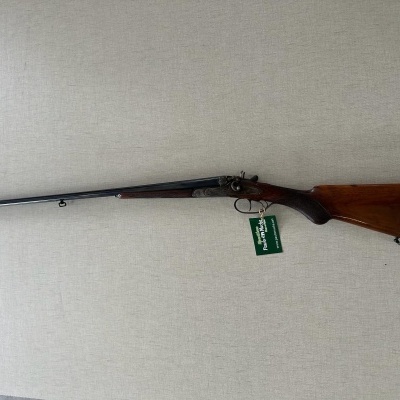 Espingarda antiga de cano duplo e coronha em madeira com etiqueta verde