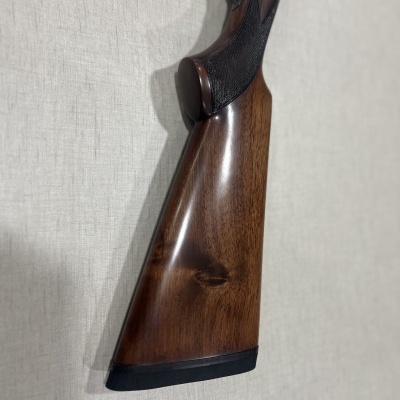 Cauda de espingarda de madeira com empunhadura texturizada e apoio para ombro preto