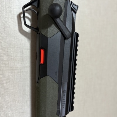 Carabina Beretta BRX1 preto e verde com botão vermelho