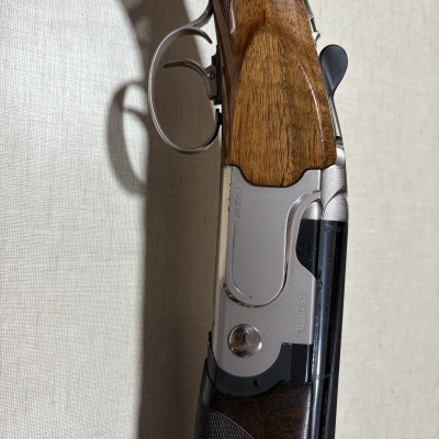 Arma de fogo em madeira e metal com inscrições BERETTA