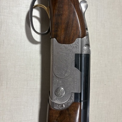 Espingarda com cabo em madeira castanha e metal prateado gravado
