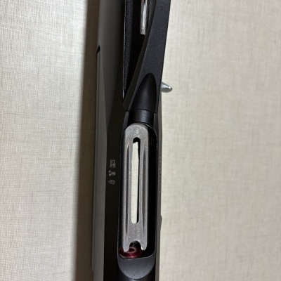 Espingarda com metal preto e madeira castanha, detalhes em metal e ranhura para cartuchos