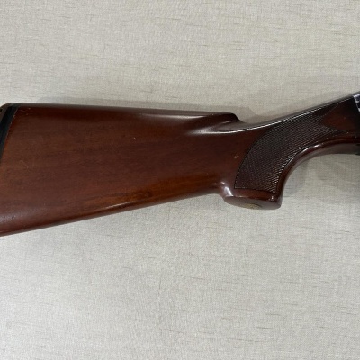 Coronha de espingarda em madeira castanha com detalhes texturados na empunhadura