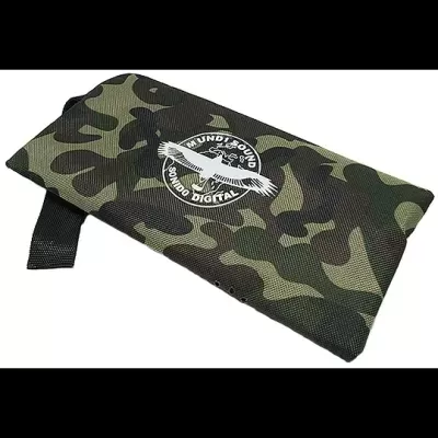 Bolsa camuflada com logótipo branco e alça preta