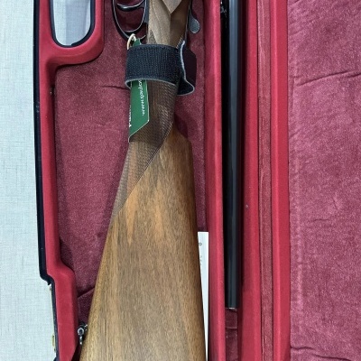 Espingarda com coronha de madeira e estojo vermelho