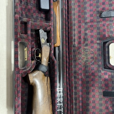 Espingarda Beretta em estojo acolchoado vermelho e preto