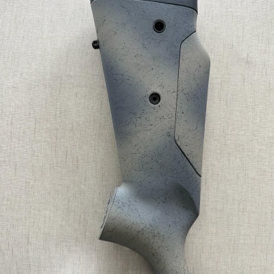 Coronha cinzenta com textura marmoreada e acabamento preto