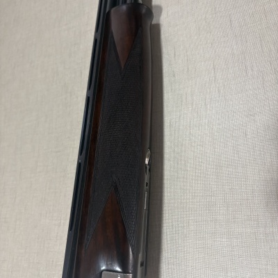 Arma de cano duplo com madeira trabalhada e metal prateado decorado